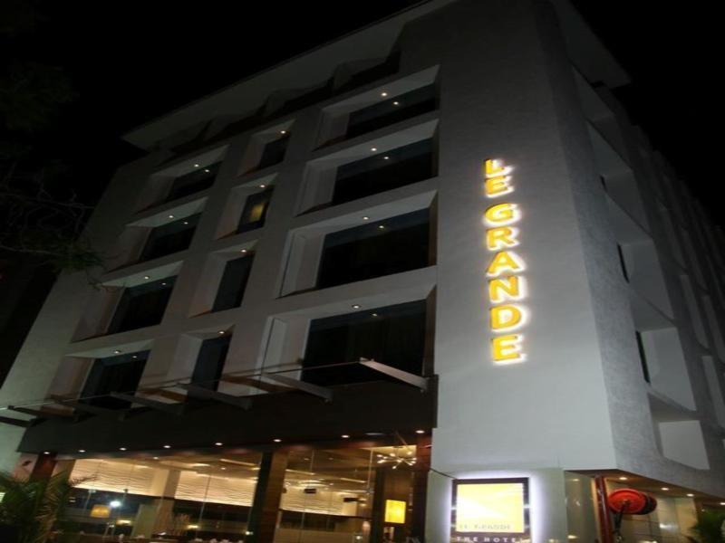 Le Grande Residency -Unmarried Couples Are Not Allowed Amhedabad Dış mekan fotoğraf