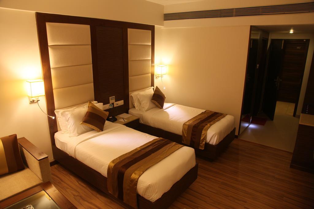 Le Grande Residency -Unmarried Couples Are Not Allowed Amhedabad Dış mekan fotoğraf