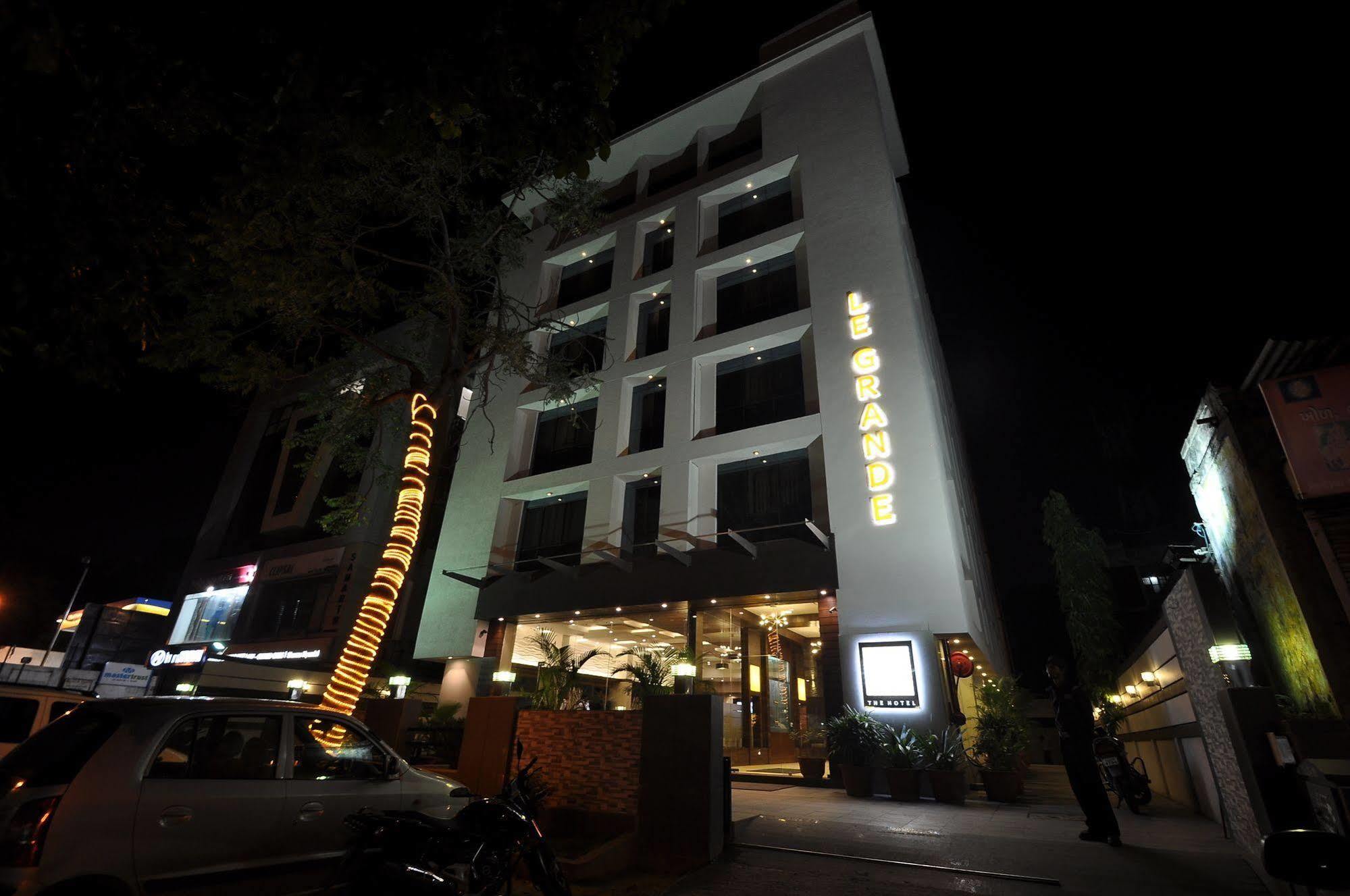 Le Grande Residency -Unmarried Couples Are Not Allowed Amhedabad Dış mekan fotoğraf