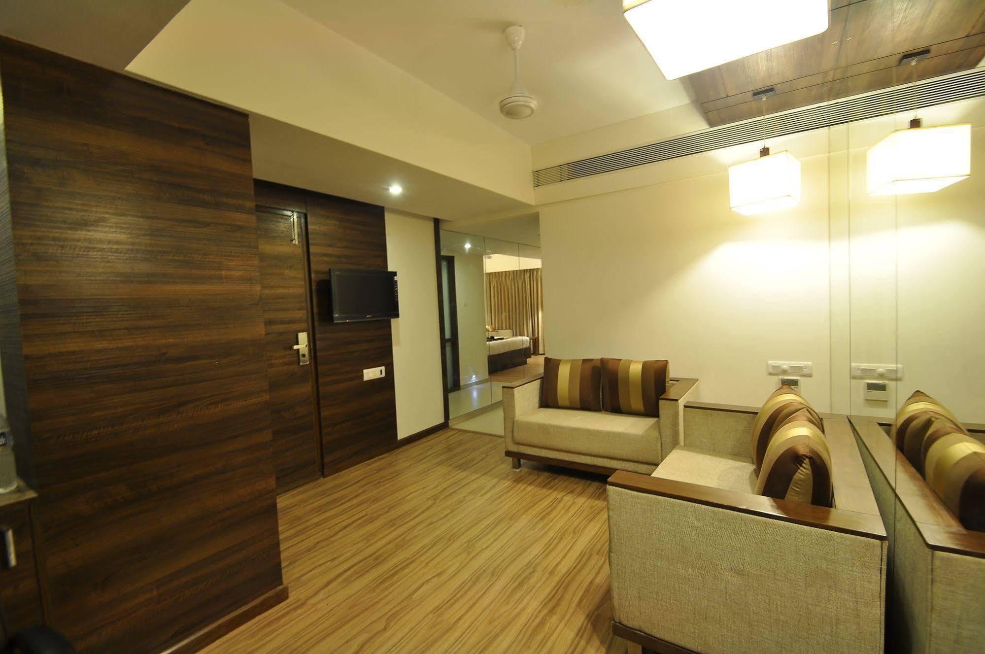 Le Grande Residency -Unmarried Couples Are Not Allowed Amhedabad Dış mekan fotoğraf
