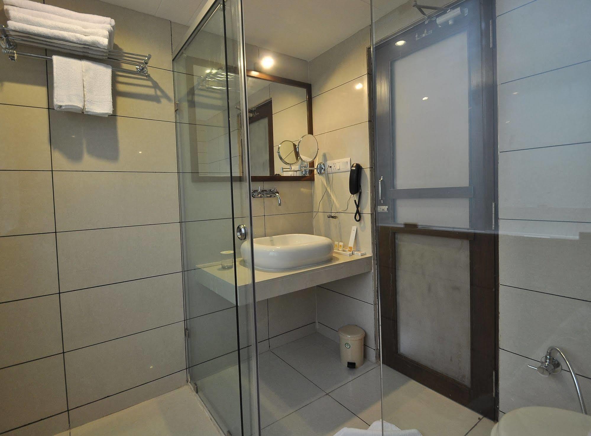 Le Grande Residency -Unmarried Couples Are Not Allowed Amhedabad Dış mekan fotoğraf